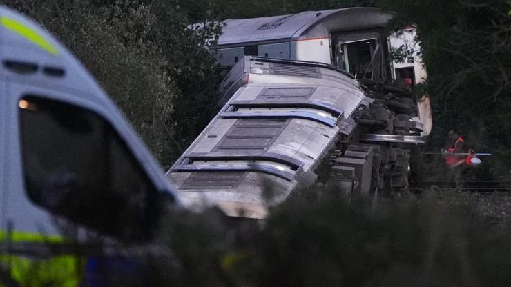 İngiltere’de yolcu treni raydan çıktı: 18 yaralı