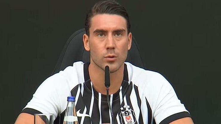 Beşiktaş’ın yıldızı Dusan Vlahovic’e coşku dolu imza töreni