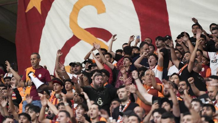 Galatasaray tribünleri yönetime istifa çağrısı yaptı Galatasaray tribünleri yönetime istifa çağrısı yaptı