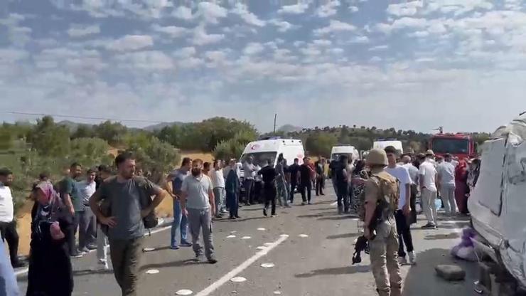 Nişan törenine gidenleri taşıyan minibüs devrildi; 7 ölü, 9 yaralı- Yeniden