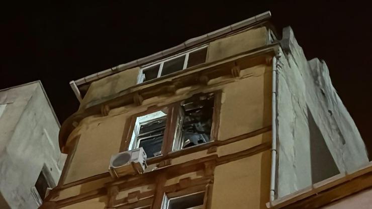 Beyoğlunda maç sonrası atılan havai fişek dairede yangına neden oldu