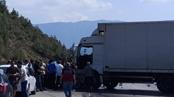 Bursa'da kamyon otomobile arkadan çarptı: 1 ölü, 2 yaralı