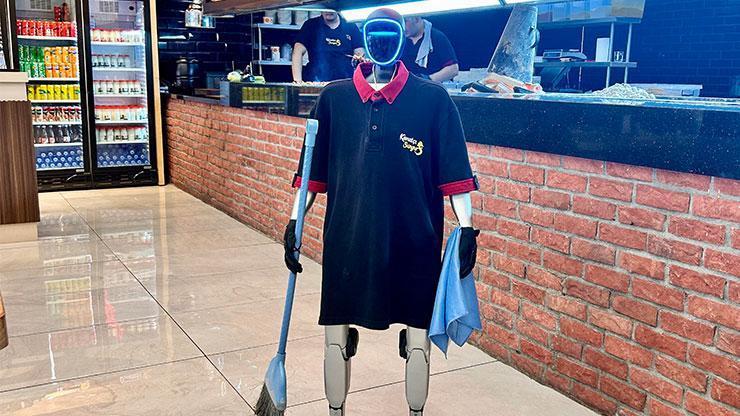 İlgi odağı oldu: Robot garson Fiko patrondan zam istedi