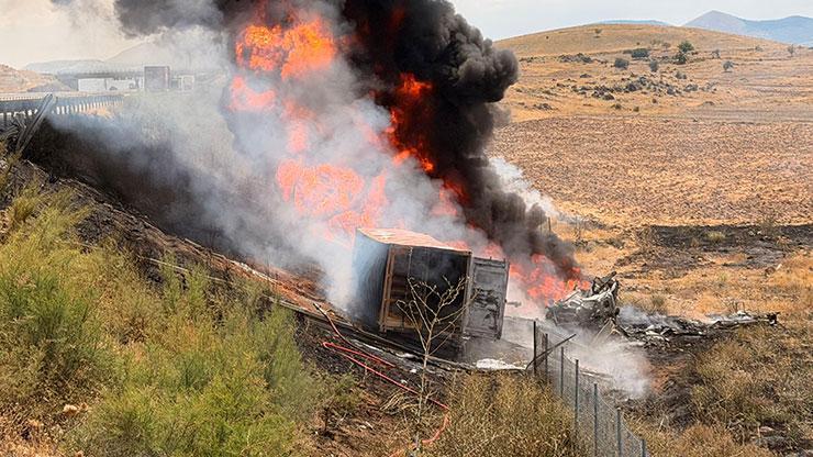 Devrilen madeni yağ yüklü TIR alev aldı! Sürücü hayatını kaybetti Devrilen madeni yağ yüklü TIR alev aldı! Sürücü hayatını kaybetti