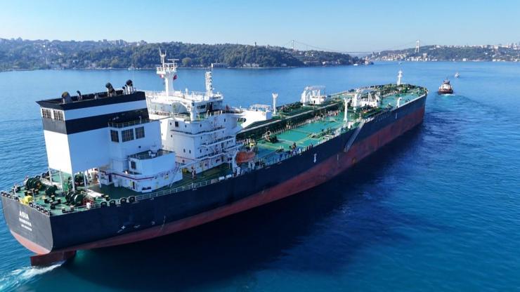 İHA saldırısına uğrayan Asia Boğaz'dan geçti İHA saldırısına uğrayan Asia Boğaz'dan geçti
