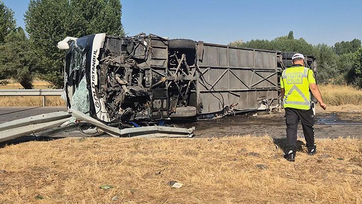 Afyonkarahisar'da yolcu otobüsü devrildi: 22 yaralı