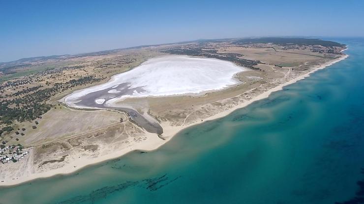 Edirne’de göl kurudu, tuz tabakası ortaya çıktı! Beyaz görüntüsüyle dikkat çekti Edirne’de göl kurudu, tuz tabakası ortaya çıktı! Beyaz görüntüsüyle dikkat çekti