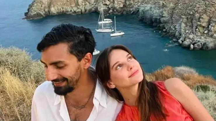 Alina Boz ve Umut Evirgen’den nazar boncuklu paylaşım Kız bebek için gün sayıyorlar