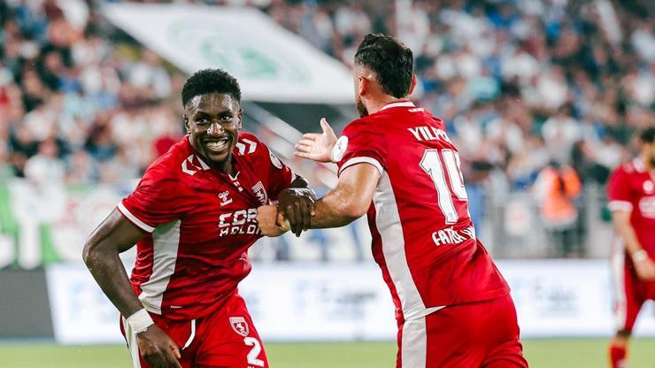 Karadeniz derbisinde Samsunspor, Çaykur Rizespor’u mağlup etti Karadeniz derbisinde Samsunspor, Çaykur Rizespor’u mağlup etti
