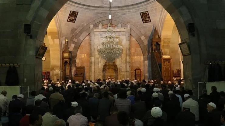 Mevlid Kandili'nde hangi ibadetler yapılır? Kandil gecesinde yapılacak ibadetler neler? Mevlid Kandili'nde hangi ibadetler yapılır? Kandil gecesinde yapılacak ibadetler neler?