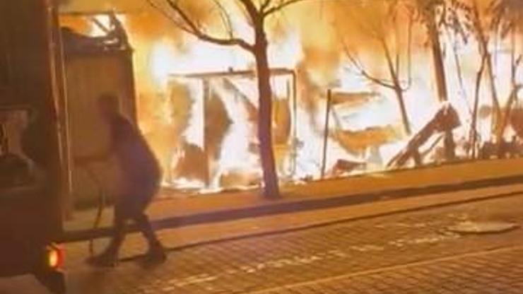 Avcılar’da TIR parkında yangın: 5 araç kullanılamaz hale geldi Avcılar’da TIR parkında yangın: 5 araç kullanılamaz hale geldi