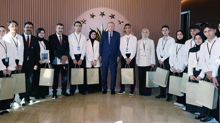 Cumhurbaşkanı Erdoğan, “Maziden Atiye” öğrencileriyle Ahlat'ta bir araya geldi
