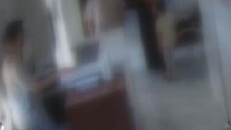 Aile Sağlığı Merkezi'nde fazla beklediğini öne süren kişi, masalara vurup etrafı dağıttı