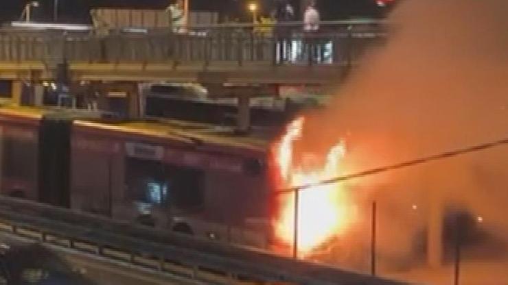 Seyir halindeki metrobüs alev alev yandı
