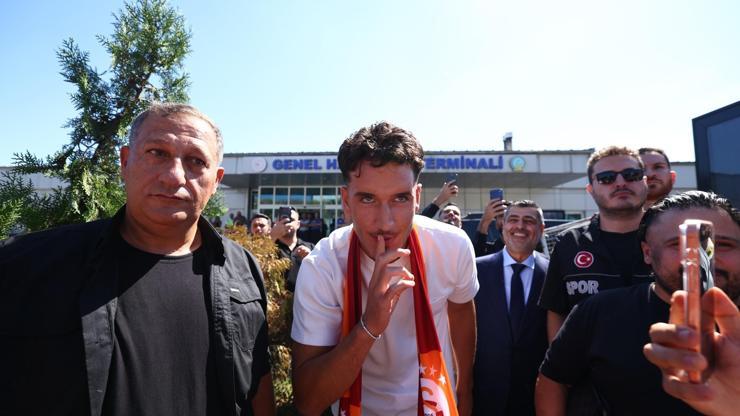 Galatasarayın yeni transferi Deniz Gül, İstanbulda coşkuyla karşılandı