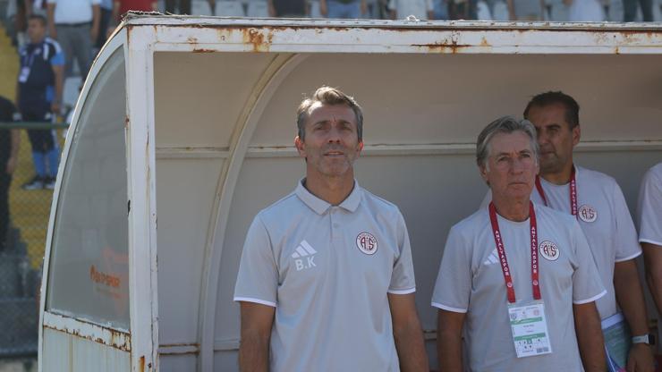 1. Ligde 14. sırada bulunan Antalyaspor, Bülent Korkmazla yollarını ayırdı