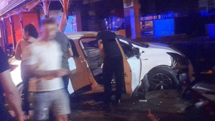 Otomobilin restorana çarptığı kaza kamerada