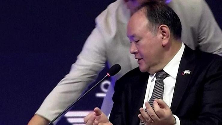 Filipinli Bakan Çin tehdidini canlı yayında okudu