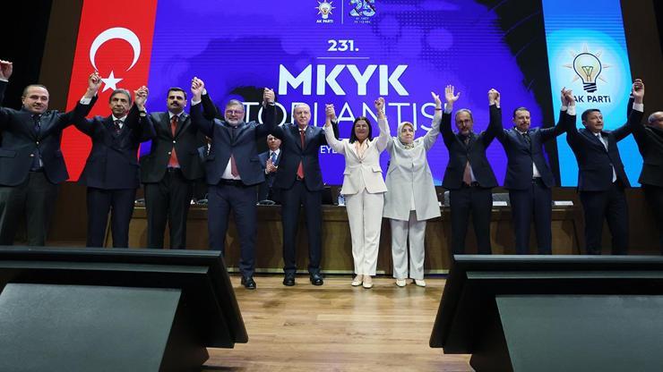 Cumhurbaşkanı Erdoğandan AK Partiye katılan belediye başkanlarına rozet