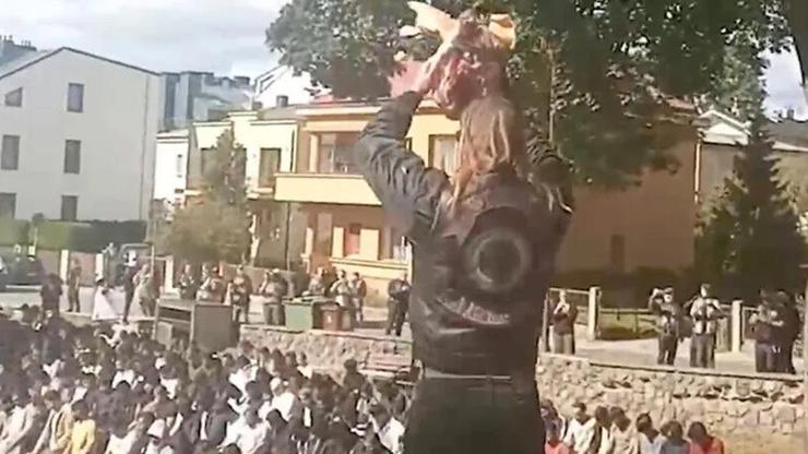 Litvanyada cuma namazı sırasında skandal: Motosikletçilerden domuz başı provokasyonu