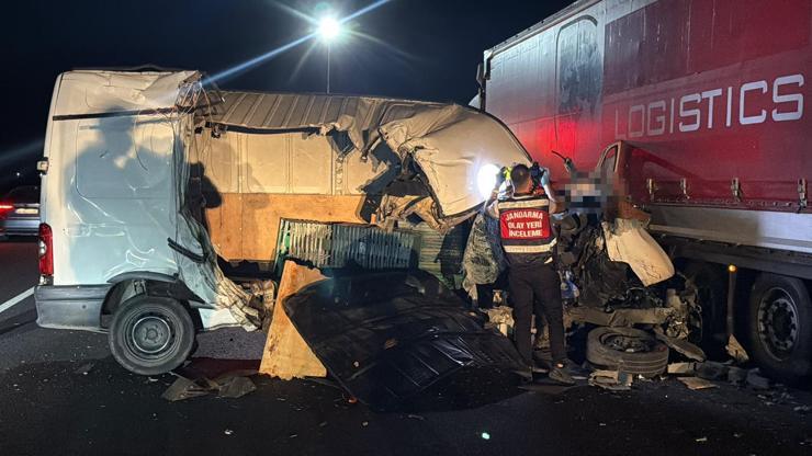 Tekirdağda minibüs, TIRa arkadan çarptı; 1 ölü, 1 yaralı