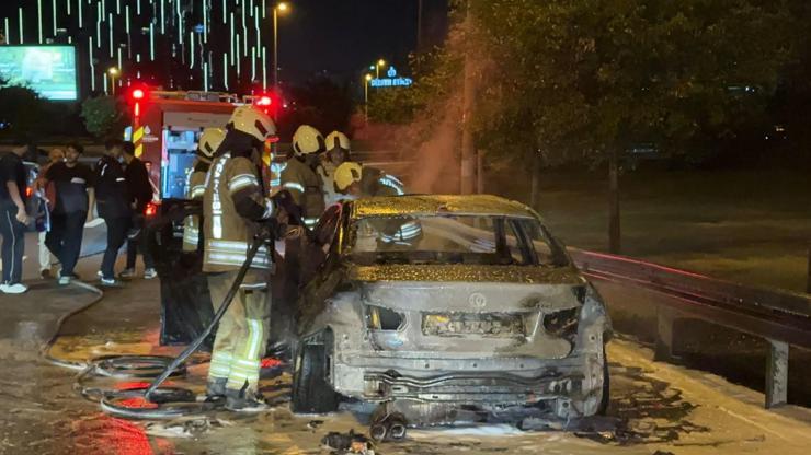 Bakırköy’de seyir halindeki otomobil alev aldı