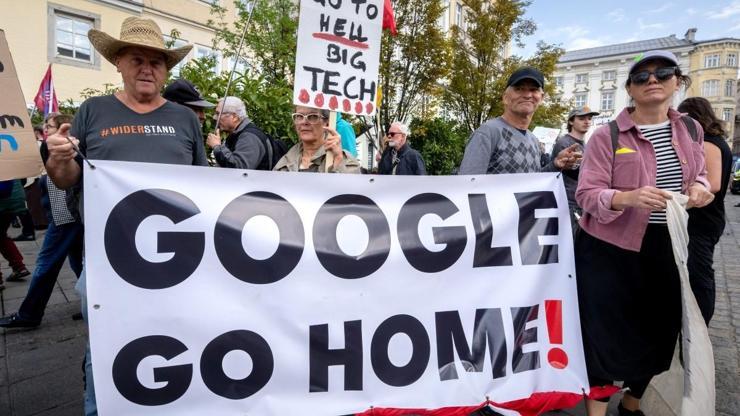 Avusturyada halk sokaklara döküldü: Google evine dön