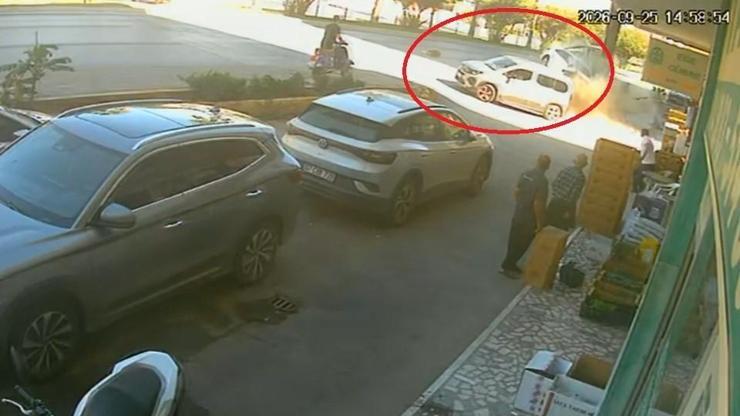 Alanya’da otomobil yayaya ve otobüs durağına çarptı: 3 yaralı