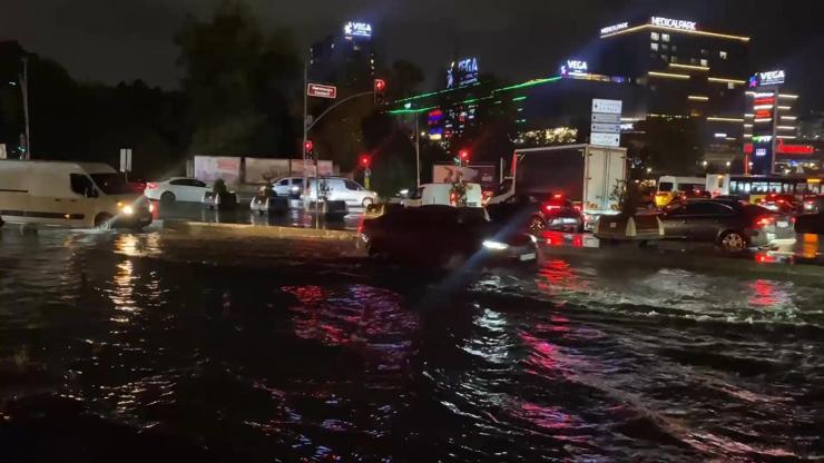 İstanbul’da sağanak yağış Yollar göle döndü