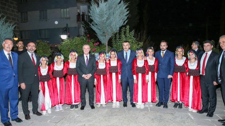 Milli Eğitim Bakanı Tekin, Hakkaride gençlerle bir araya geldi: