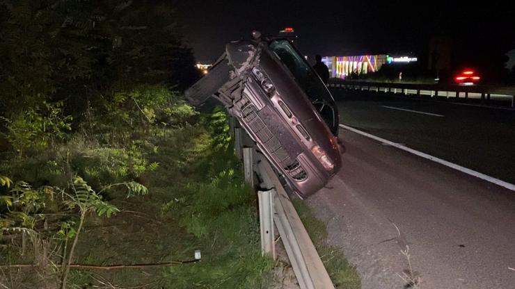 Bursada kontrolden çıkan otomobil bariyerin üzerinde yan durdu