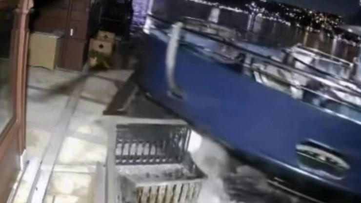 Üsküdar’da yolcu vapuru yalıya çarptı: Kaza anı kamerada