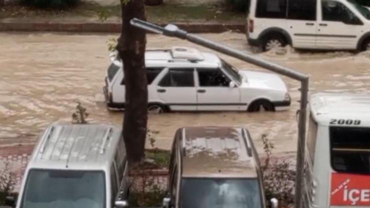 Mersinde sağanak nedeniyle yolları su bastı
