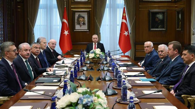 Cumhurbaşkanı Erdoğan başkanlığında kritik toplantı YİK Külliyede toplandı