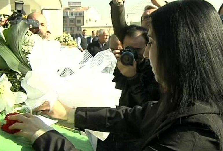 Şair Gülten Akın’ın tabutunu, kadınlar omuzladı