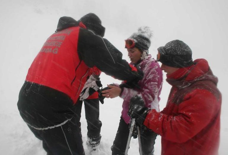 Uludağda kayak yaparken kaybolan kadın kayakçıyı jandarma kurtardı