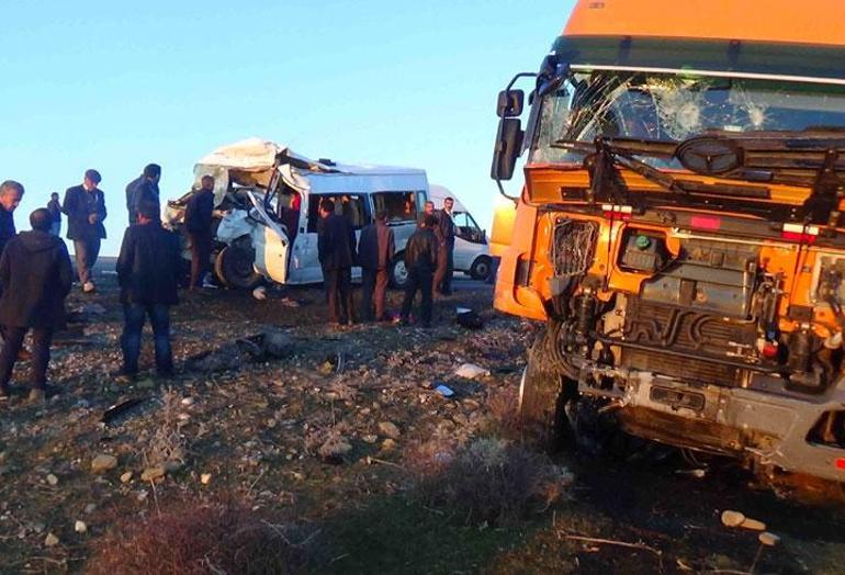 Diyarbakırda öğrenci servisi ile TIR çarpıştı: 5 ölü