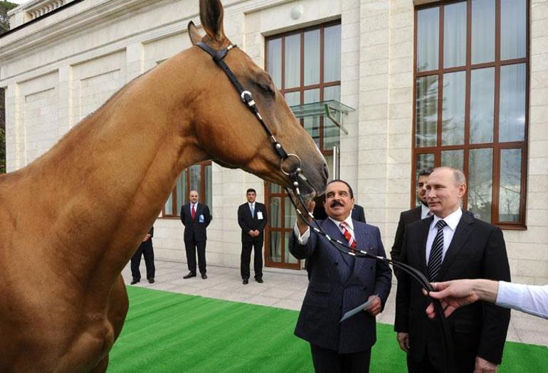 Bahreyn Kralı, Putine Şam çeliğinden kılıç hediye etti
