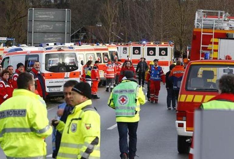 Almanyada iki tren çarpıştı: 10 ölü