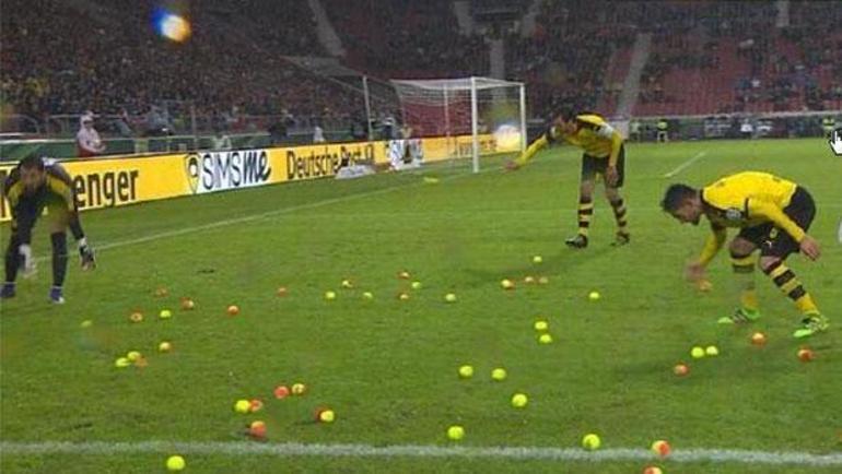 Dortmund taraftarı sahaya yüzlerce tenis topu fırlattı