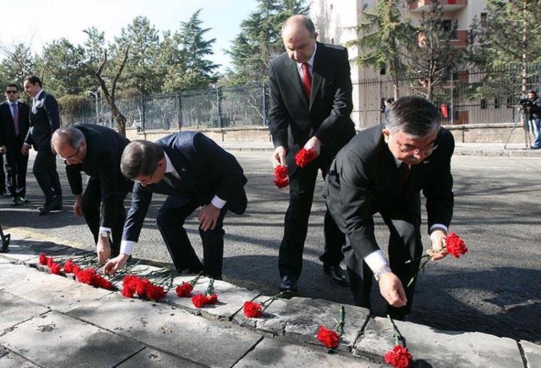 Davutoğlu, Ankara saldırısının olduğu yere 28 karanfil bıraktı