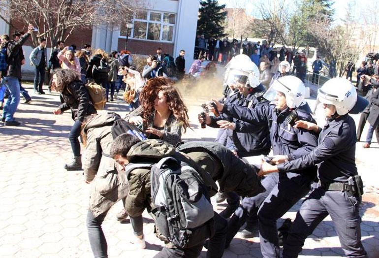Eskişehirde kantine afiş asan öğrencilere polis müdahale etti