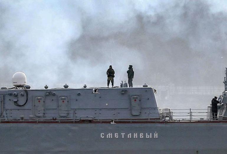 Rus savaş gemisi İstanbul Boğazından böyle geçti