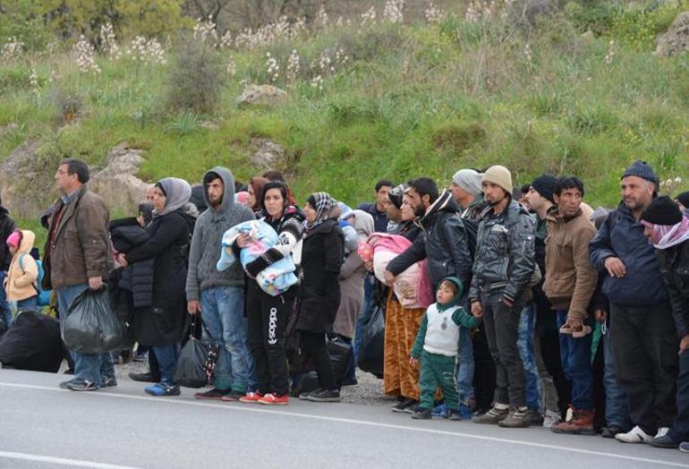 AB ile anlaşma sonrası denetimler arttı, 320 göçmen yakalandı