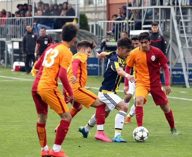 Fenerbahçe, Galatasarayı 9 kişiyle yendi