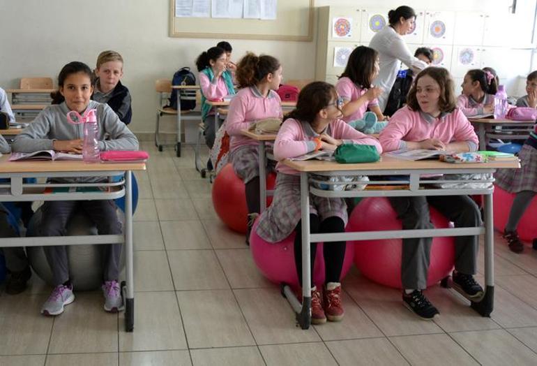 Sıra yerine pilates topuna oturarak eğitim görüyorlar