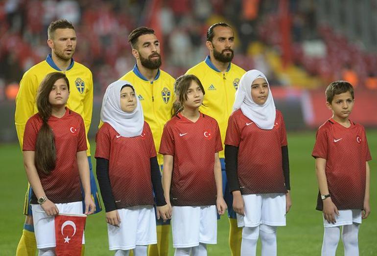 Milliler maç seremonisinde Suriyeli mültecilerle yer aldı