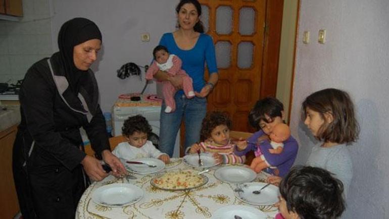 İzmirde yaşayan Suriyeli kadın 6 çocuğuyla Kanadaya kabul edildi