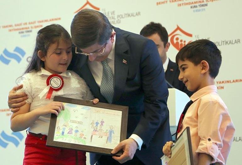 Davutoğlu şehit yakınlarıyla törende HDPye yüklendi