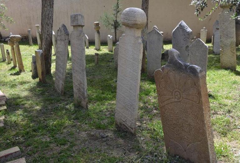 Osmanlı Mezarlığında definecilere karşı alarmlı, kameralı önlem
